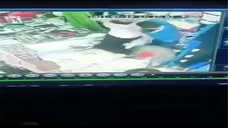 مشهد لاتتحمله النفوس..  فيديو زوج يقتل زوجته بـ27 طعنة يثير الغضب (تفاصيل)