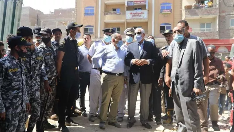 بالصور | محافظ الجيزة يعاين موقع انهيار عقار الوراق
