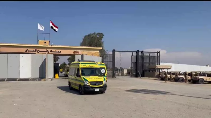 دخول أول سيارة إسعاف من معبر رفح تحمل أحد جرحى غزة للعلاج