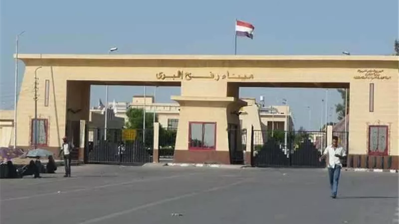 مصادر مصرية تنفي استشهاد جرحى فلسطينيين داخل سيارات الإسعاف عند معبر رفح