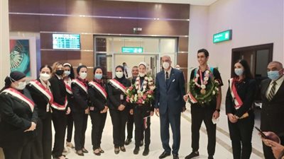 استقبال حافل لـ هداية ملاك وسيف عيسى في مطار القاهرة