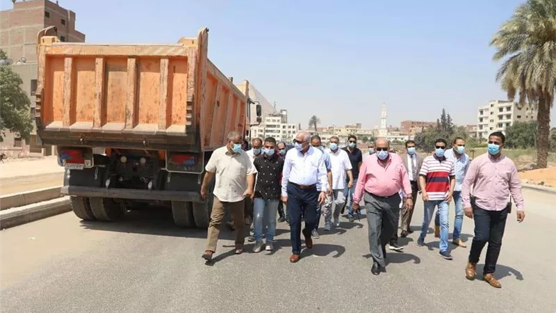 بالصور | محافظ الجيزة يتفقد أعمال رصف شارع الأربعين