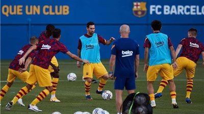 أجويرو ينتظم في تدريبات برشلونة استعدادًا للموسم الجديد