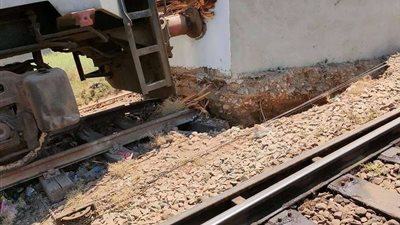 إصابة شخصين في اصطدام قطار ركاب برصيف خرساني بمحطة نجع حمادي
