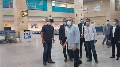 وزير الطيران المدني يتفقد سير العمل بمطار برج العرب