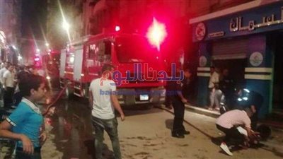 ندب الأدلة الجنائية لمعاينة حريق نشب في مكتبة بالإسكندرية