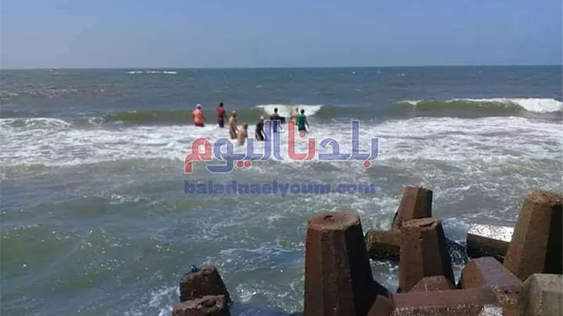 مصرع شاب غرقًا حاول إنقاذ طفل بأحد شواطئ الإسكندرية