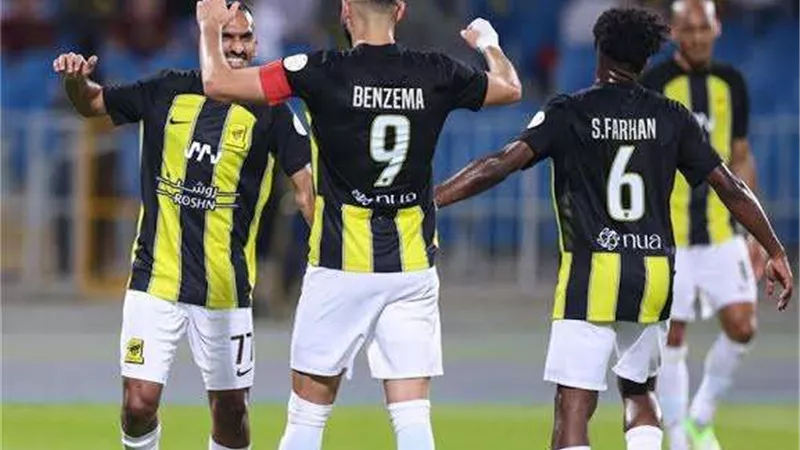 بنزيمة وحمد الله يقودان هجوم اتحاد جدة أمام الشباب في دوري روشن