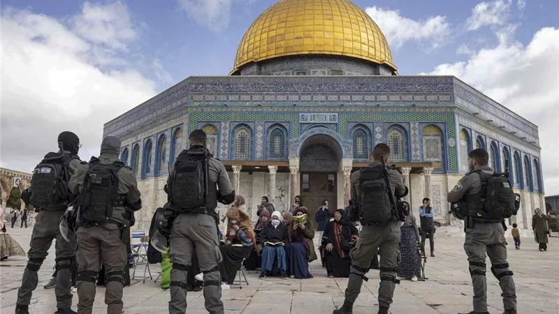 وزير الأوقاف الفلسطيني: الاحتلال المسعور يستهدف قتل النساء والأطفال بشكل جنوني