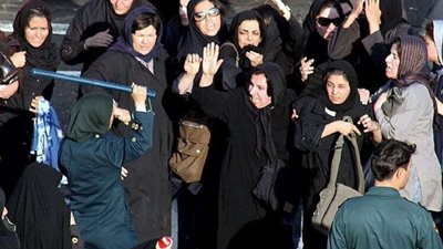 السجن لامرأة وغرامة مالية لامرأة أهانت مسلمة محجبة في أسبانيا