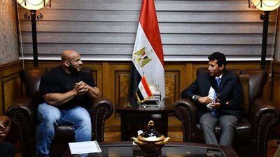 قبل سفره للمشاركة في مستر أولمبيا.. وزير الرياضة يلتقي بـ