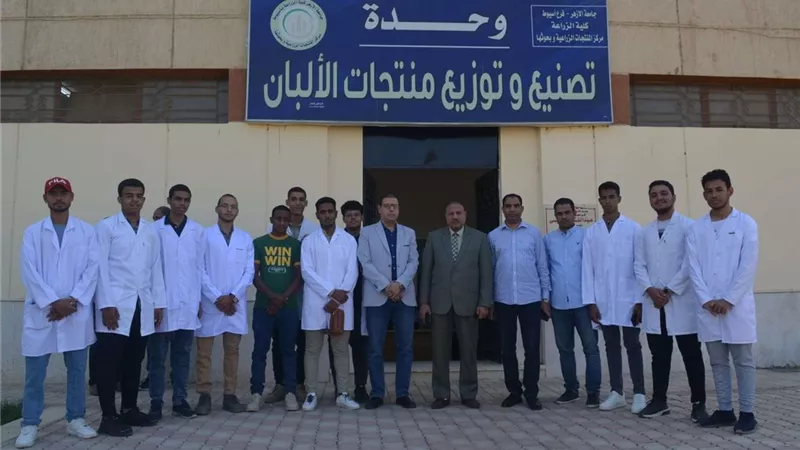 نائب رئيس جامعة الأزهر يتفقد أولى دورات وحدة تصنيع منتجات الألبان والأغذية