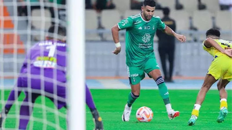 محرز يقود هجوم أهلي جدة أمام الرياض في الدوري السعودي