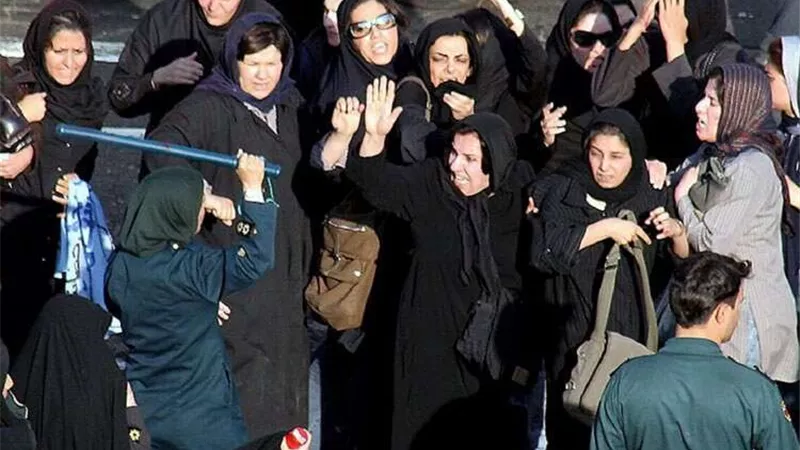 السجن لامرأة وغرامة مالية لامرأة أهانت مسلمة محجبة في أسبانيا