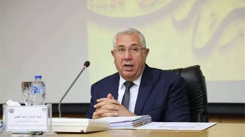 وزير الزراعة: 