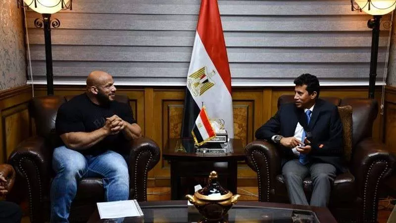قبل سفره للمشاركة في مستر أولمبيا.. وزير الرياضة يلتقي بـ