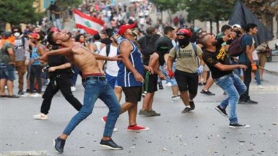 قوات الأمن تخلي ساحة الشهداء من المتظاهرين في لبنان