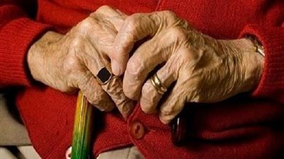 باحثون يكشفون لغز بقاء الأشخاص لأكثر من 100 عاما
