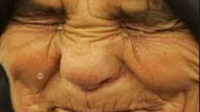 مأساة.. شاب يضرب أمه ويطردها من منزله