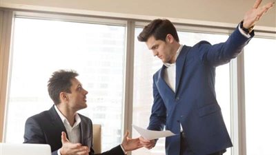 تصل إلى الطرد.. إجراءات صارمة من الشركات ضد موظفيها لهذا السبب