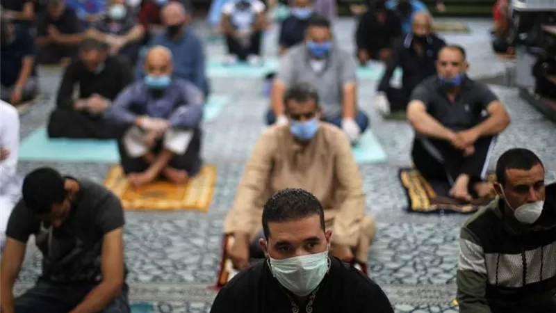 دولة عربية تعلن منع إقامة صلاة الجمعة في المساجد بسبب تصاعد حالات كورونا