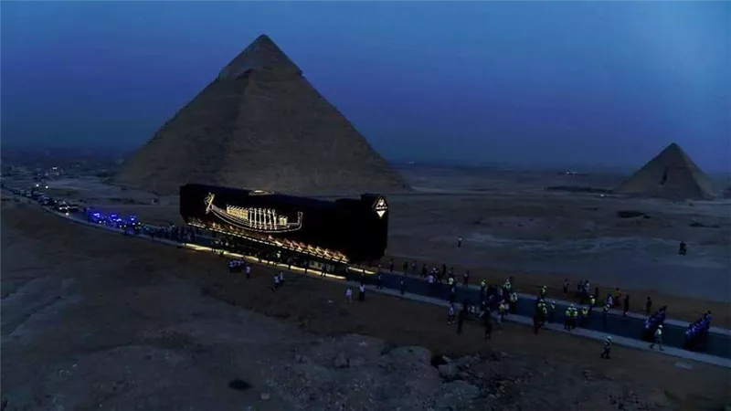 بعد 48 ساعة.. مركب الملك خوفو الأول يصل للمتحف المصري