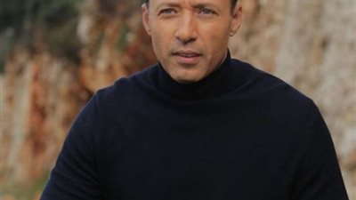 بالفيديو | أحمد فهمي يحتفل بنجاح 