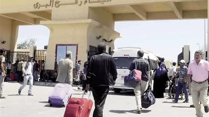 تواصل فتح معبر رفح البري من الجانبين لعبور العالقين وإدخال المساعدات