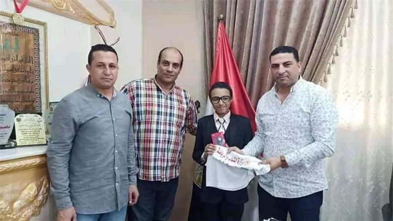 وكيل وزارة الشباب والرياضة يكرم صاحب حكايات من المقبرة الفرعونية