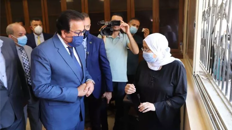 بالصور | وزير التعليم العالي يتفقد مكتب التنسيق الرئيسي بجامعة عين شمس