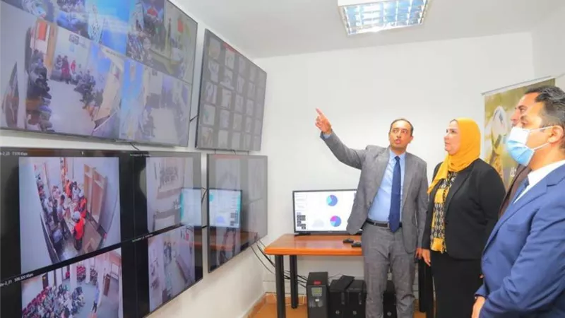 وزيرة التضامن داخل غرفة مراقبة المراكز العلاجية بصندوق مكافحة الإدمان.. صور