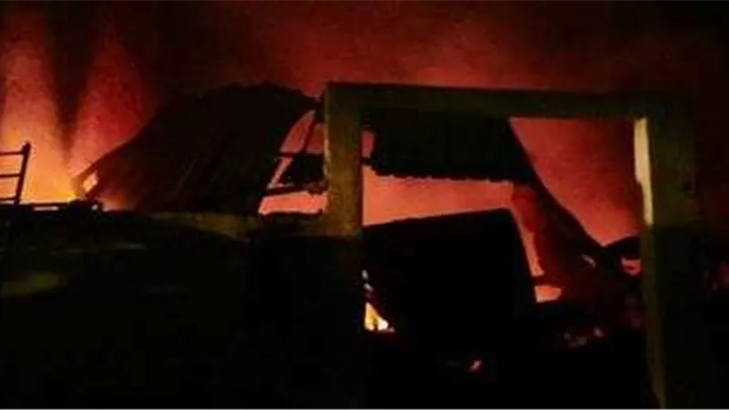 السيطرة على حريق داخل مخزن في أبو النمرس