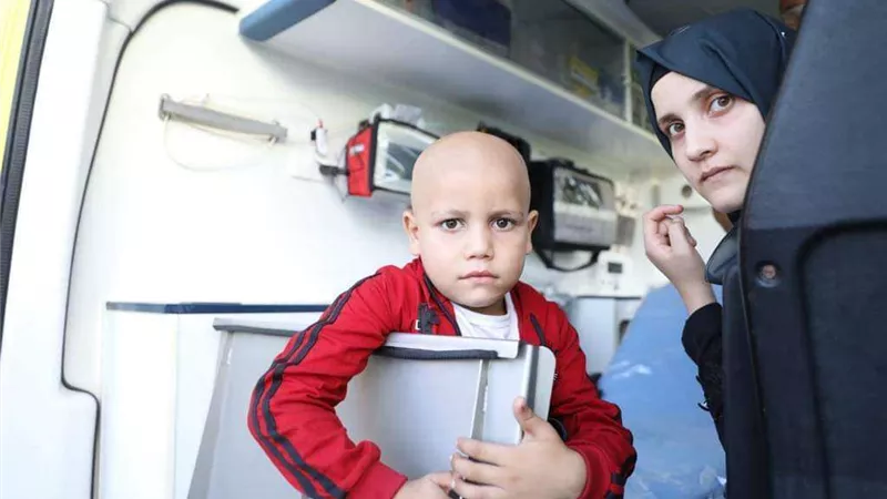 الصحة: استقبال 12 طفلًا فلسطينيًا من المصابين بالسرطان عبر معبر رفح لتلقي العلاج في المستشفيات