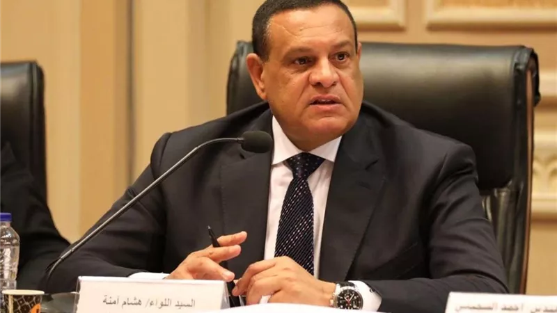 وزير التنمية المحلية يستعرض خطة تطوير ورصف الطرق والمجازر الحكومية ورفع تراكمات القمامة بالمحافظات