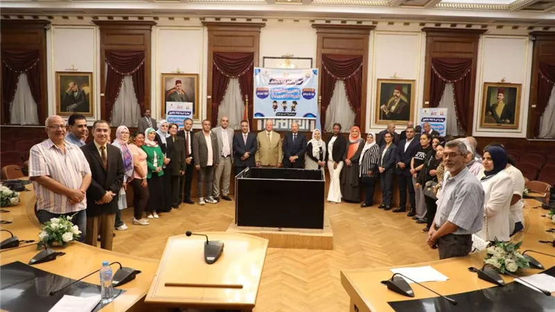 محافظ القاهرة يُكرم 61 طالب وطالبة من المتفوقين بمراحل التعليم المختلفة