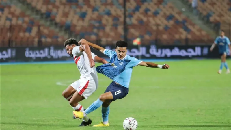 الغندور يشهر البطاقة الحمراء مرتين لبيراميدز أمام الزمالك