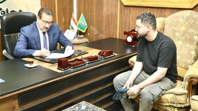 محافظ المنوفية يلتقى عددًا من المواطنين ويحل مشكلاتهم (صور)