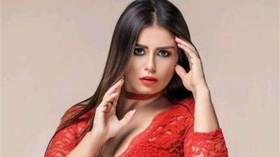 منة فضالي تروج بوستر أحدث أعمالها المسرحية 