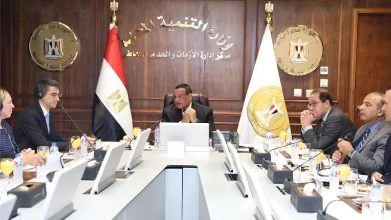 اللواء هشام آمنة يتابع مع وفد بعثة البنك الدولي الموقف التنفيذي لبرنامج التنمية المحلية بصعيد مصر