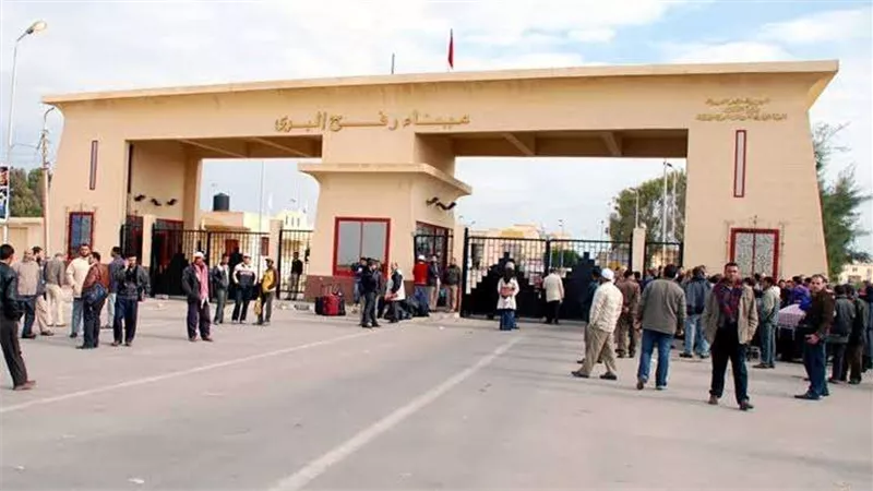 حراك في معبر رفح.. استقبال جرحى وأجانب.. ومغادرة أطباء وشاحنات