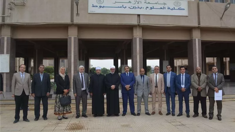 رئيس جامعة الأزهر ونائبه يتابعان انتظام العملية التعليمية بكلية العلوم بأسيوط