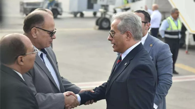 محافظ أسيوط يستقبل وزير العمل في المطار الدولي لبدء جولته الميدانية