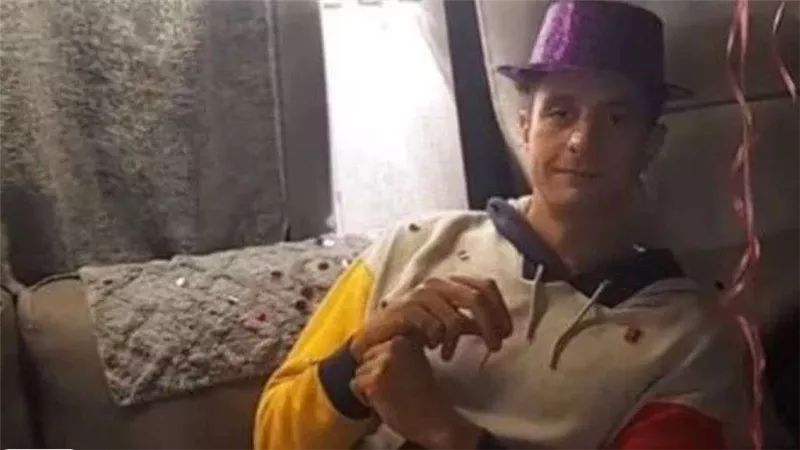 أحمد الفيشاوي يرقص في جو حماسي مع أصدقائه صناع فيلم «السيستم»