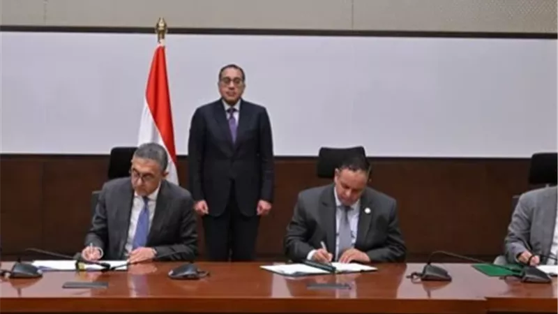 رئيس الوزراء يشهد مراسم توقيع 3 اتفاقيات إطارية لتصنيع السيارات في مصر
