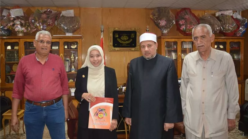 نائب رئيس جامعة الأزهر بأسيوط يكرم الطلاب المشاركين في دورة الدراسات الاستراتيجية والأمن القومي