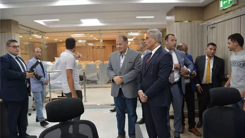 وزير العمل ومحافظ أسيوط يتفقدان التشطيبات النهائية لمركز السيطرة الإقليمي للشبكة الوطنية