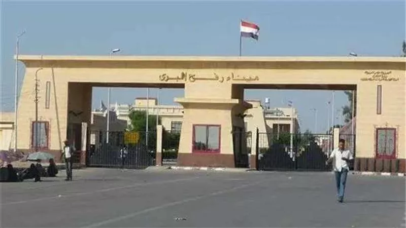 توقيع الكشف الطبي على 12 مصاب بمعبر رفح تمهيدا لنقلهم لمستشفيات شمال سيناء