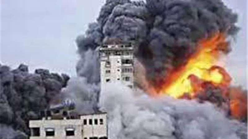 مدير مستشفى الشفاء في غزة يستغيث على الهواء: دبابات الاحتلال على بعد 100 متر