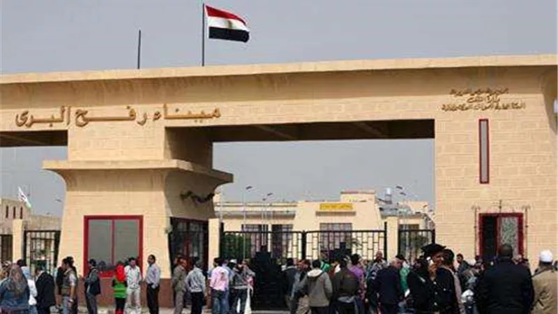 دخول أول شاحنة وقود من معبر رفح إلى قطاع غزة