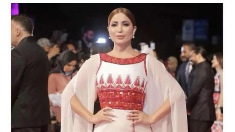 نسرين طافش بفستان أبيض مزركش بتطريز فلسطيني: على هذه الأرض ما يستحق الحياة